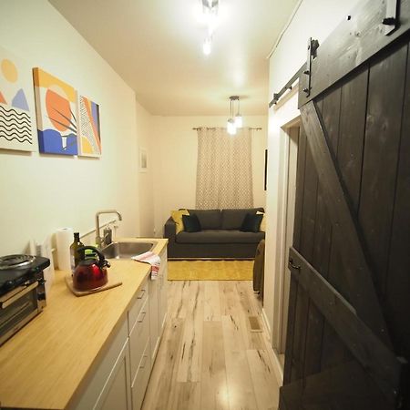 Cozy 1 Bedroom Centrally Located Hamilton Bagian luar foto