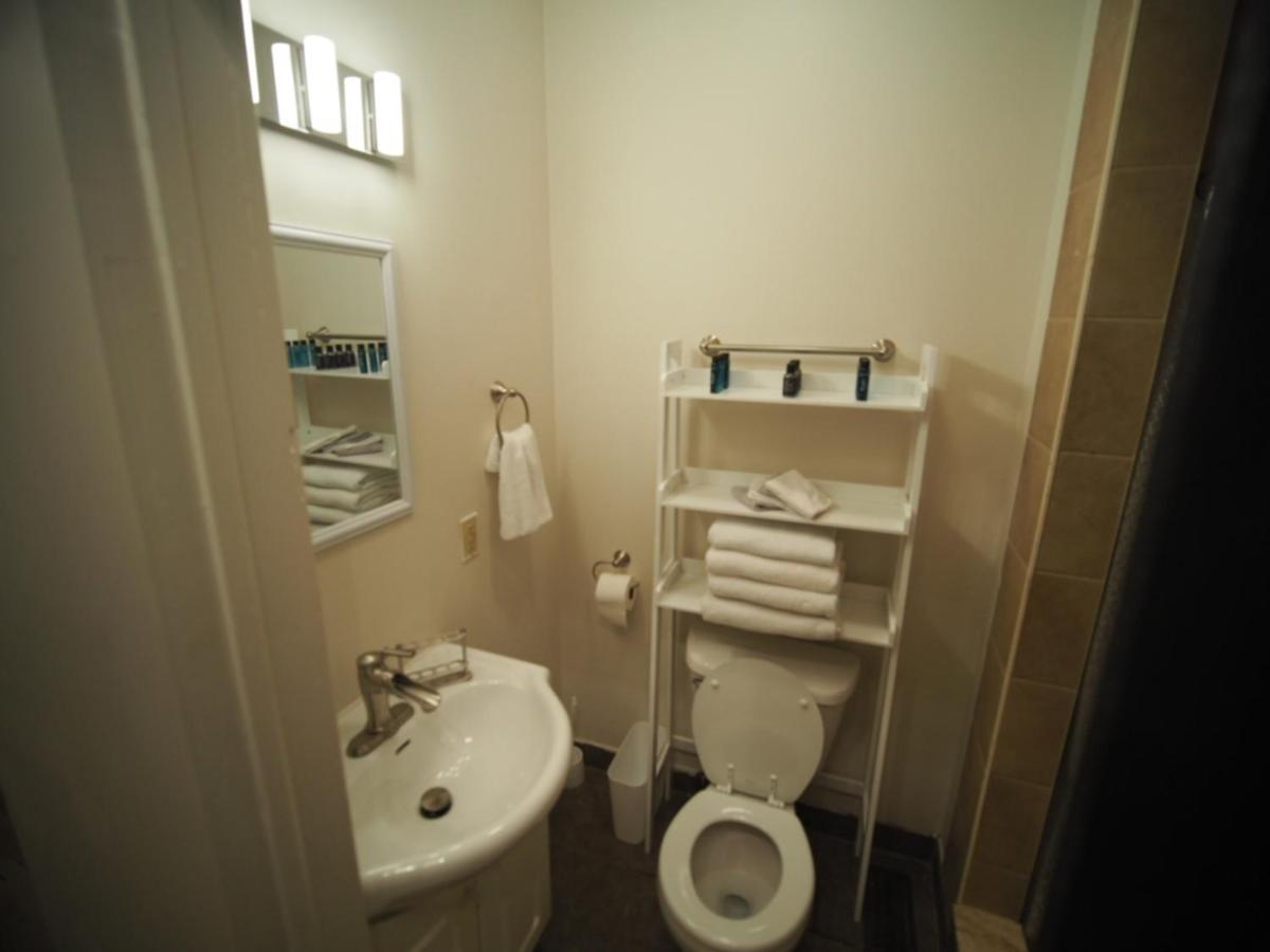 Cozy 1 Bedroom Centrally Located Hamilton Bagian luar foto